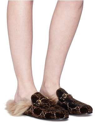 模特儿示范图 - 点击放大 - GUCCI - 'Princetown' GG embroidered lamb fur velvet slide loafers