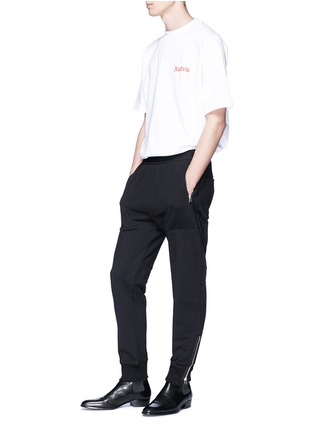 模特儿示范图 - 点击放大 - HELMUT LANG - 品牌名称拉链设计休闲裤