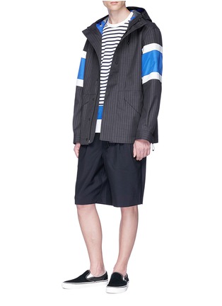 模特儿示范图 - 点击放大 - COMME DES GARÇONS HOMME - Colourblock panel pinstripe hooded canvas parka