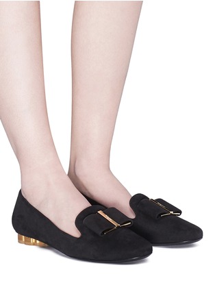 模特儿示范图 - 点击放大 - SALVATORE FERRAGAMO - Sarno花形鞋跟绒面真皮乐福鞋