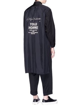 背面 - 点击放大 - YOHJI YAMAMOTO - Yohji Homme标语印花前短后长oversize衬衫