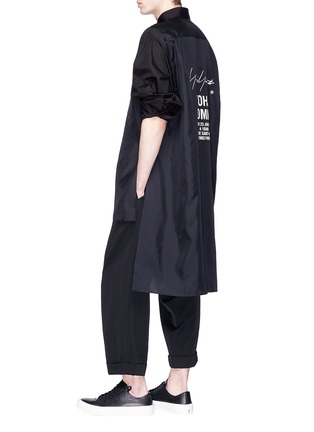 模特儿示范图 - 点击放大 - YOHJI YAMAMOTO - Yohji Homme标语印花前短后长oversize衬衫