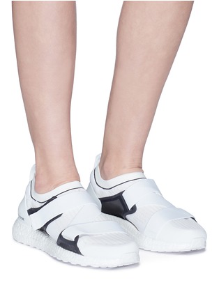 模特儿示范图 - 点击放大 - ADIDAS BY STELLA MCCARTNEY - Ultraboost X袜靴式针织运动鞋