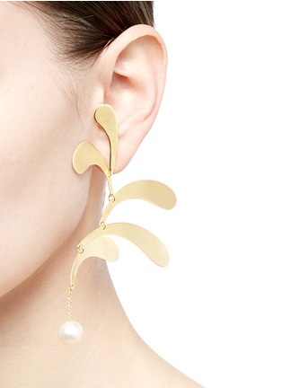 模特儿示范图 - 点击放大 - Anissa Kermiche - Mobile Doré珍珠吊坠镀金树叶单只耳环