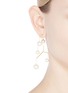 模特儿示范图 - 点击放大 - Anissa Kermiche - Kinetic珍珠吊坠镀金黄铜耳环