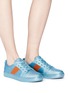 模特儿示范图 - 点击放大 - OPENING CEREMONY - La Cienega拼色条纹闪粉运动鞋