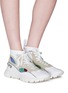 模特儿示范图 - 点击放大 - VALENTINO GARAVANI - 拼接设计珠饰彩片袜靴式运动鞋