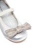 细节 - 点击放大 - STUART WEITZMAN - Fannie幼儿款蝴蝶结金属感真皮芭蕾平底鞋