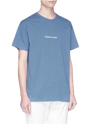 细节 - 点击放大 - F.A.M.T. - Future is now中性款标语纯棉T恤