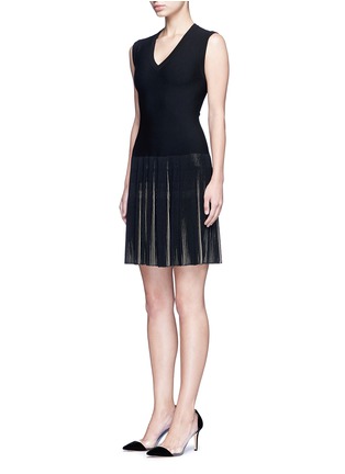 模特示范图 - 点击放大 - ALAÏA - 拼色百褶V领连衣裙