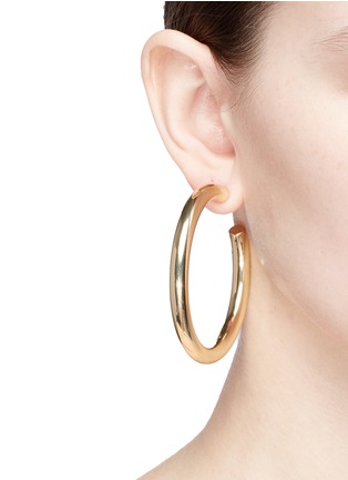 模特儿示范图 - 点击放大 - KENNETH JAY LANE - 镀金圆形金属耳环