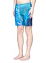 模特儿示范图 - 点击放大 - Onia - CALDER 7.5""卫星照片游泳短裤
