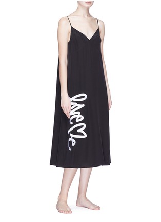 模特儿示范图 - 点击放大 - Love Me x Lane Crawford - 品牌标志印花真丝吊带睡裙