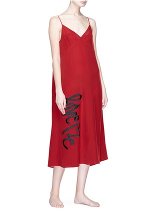 模特儿示范图 - 点击放大 - Love Me x Lane Crawford - 品牌标志印花真丝吊带睡裙