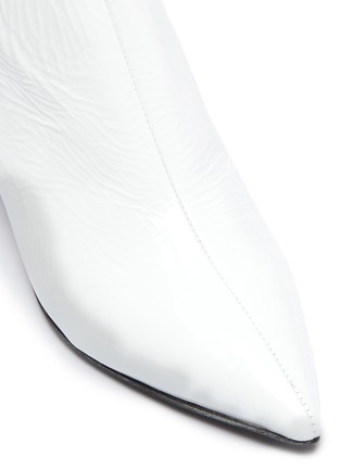 细节 - 点击放大 - ALUMNAE - Vogue切割设计皱感漆面小牛皮穆勒鞋