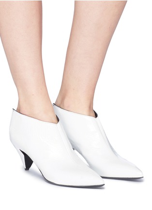 模特儿示范图 - 点击放大 - ALUMNAE - Vogue切割设计皱感漆面小牛皮穆勒鞋