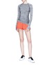 模特儿示范图 - 点击放大 - EleVen by Venus Williams - Seamless Knit波点条纹四面弹上衣