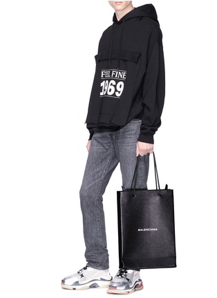 模特儿示范图 - 点击放大 - BALENCIAGA - North-South品牌名称小牛皮托特包