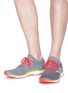 模特儿示范图 - 点击放大 - ADIDAS X KOLOR - adizero Primeknit Boost™ 针织运动鞋