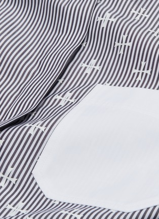 细节 - 点击放大 - NEIL BARRETT - 垂接袖口马耳他十字印花条纹长款衬衫