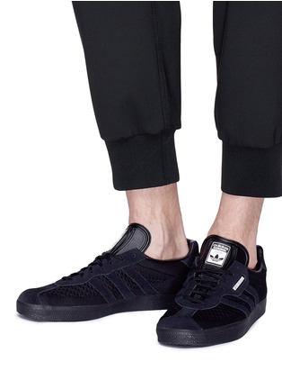 模特儿示范图 - 点击放大 - adidas x NEIGHBORHOOD - Gazelle Super绒面真皮拼接针织运动鞋