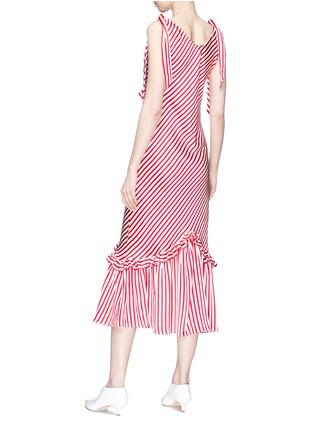 模特儿示范图 - 点击放大 - MAGGIE MARILYN - 斜条纹荷叶边系带缎面连衣裙