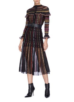 模特儿示范图 - 点击放大 - ALEXANDER MCQUEEN - 金属感条纹网纱半身裙