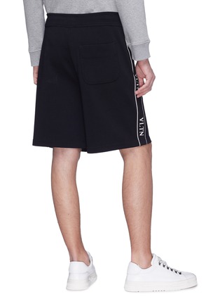 背面 - 点击放大 - VALENTINO GARAVANI - VLTN品牌名称侧条纹短裤