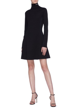 模特儿示范图 - 点击放大 - CALVIN KLEIN 205W39NYC - 品牌名称车缝线点缀高领连衣裙
