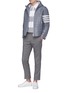 模特儿示范图 - 点击放大 - THOM BROWNE - 拼色条纹针织polo衫