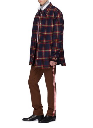 模特儿示范图 - 点击放大 - CALVIN KLEIN 205W39NYC - 侧条纹初剪羊毛斜纹布长裤