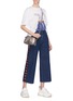 模特儿示范图 - 点击放大 - STELLA MCCARTNEY - 品牌标志侧条纹露踝牛仔裤