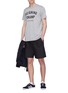 模特儿示范图 - 点击放大 - REIGNING CHAMP - Gym品牌名称纯棉T恤
