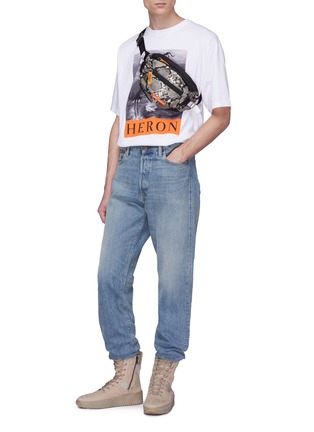 模特儿示范图 - 点击放大 - HERON PRESTON - 品牌名称及苍鹭印花纯棉T恤