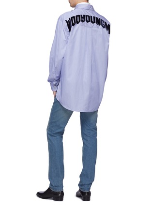 模特儿示范图 - 点击放大 - WOOYOUNGMI - 植绒品牌标志条纹纯棉衬衫