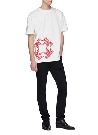 模特儿示范图 - 点击放大 - CALVIN KLEIN 205W39NYC - 几何印花布饰拼贴纯棉T恤