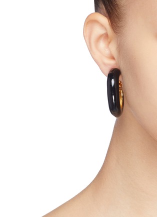 模特儿示范图 - 点击放大 - KENNETH JAY LANE - 搪瓷开口圆环夹耳式耳环