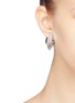 模特儿示范图 - 点击放大 - KENNETH JAY LANE - 几何圆环镀银夹耳式耳环