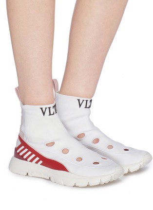 模特儿示范图 - 点击放大 - VALENTINO GARAVANI - Valentino Garavani Heroes品牌名称真皮拼接孔眼袜式运动鞋