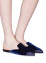 模特儿示范图 - 点击放大 - RENÉ CAOVILLA - 仿水晶尖头天鹅绒拖鞋