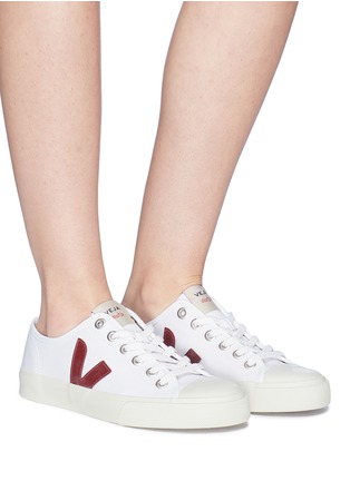 模特儿示范图 - 点击放大 - VEJA - WATA V字拼贴有机棉帆布运动鞋