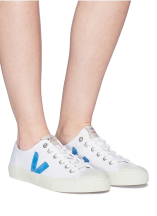 模特儿示范图 - 点击放大 - VEJA - WATA V字拼贴有机棉帆布运动鞋