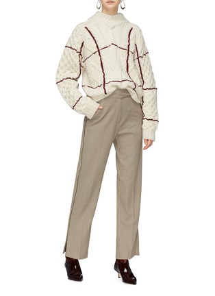 模特儿示范图 - 点击放大 - TOGA ARCHIVES - 拼色线条露背混羊毛绞花纹针织衫
