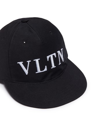 细节 - 点击放大 - VALENTINO GARAVANI - Valentino Garavani VLTN刺绣斜纹布棒球帽