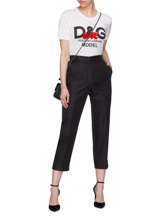 模特儿示范图 - 点击放大 - DOLCE & GABBANA - LOVE植绒品牌名称纯棉T恤