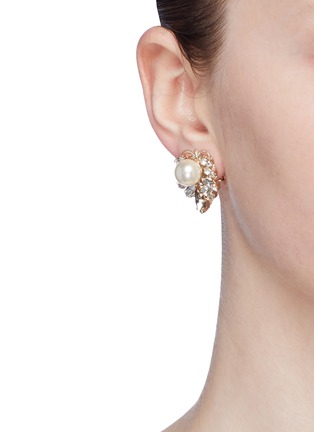 模特儿示范图 - 点击放大 - ANTON HEUNIS - 人造珍珠及仿水晶点缀耳环