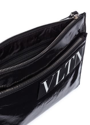 细节 - 点击放大 - VALENTINO GARAVANI - Valentino Garavani VLTN品牌名称徽章涂层手拿包