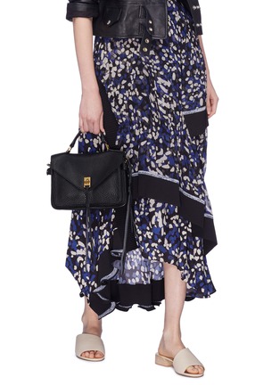 模特儿示范图 - 点击放大 - REBECCA MINKOFF - Darren小号流苏荔枝纹真皮邮差包