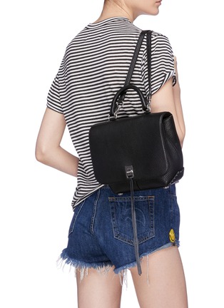 模特儿示范图 - 点击放大 - REBECCA MINKOFF - Darren两种背法中号鹿皮双肩包