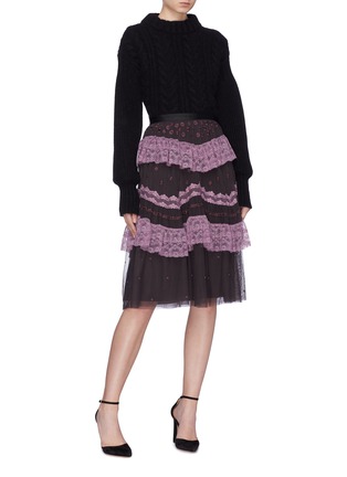 模特示范图 - 点击放大 - NEEDLE & THREAD - Astra花卉刺绣蕾丝荷叶边网纱半身裙